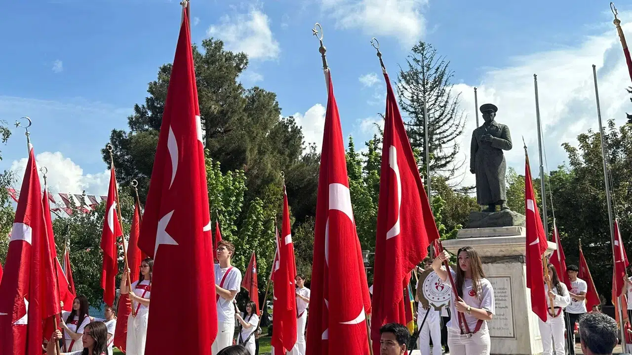 Atatürk Anıtı’na Saygı Çelengi
