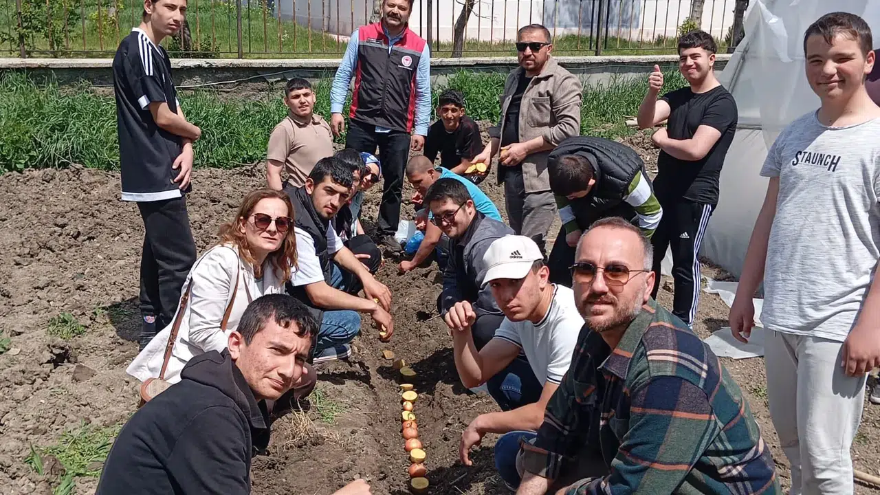 Özel Gereksinimli Öğrenciler Tarım Atölyesi’nde Toprakla Buluştu