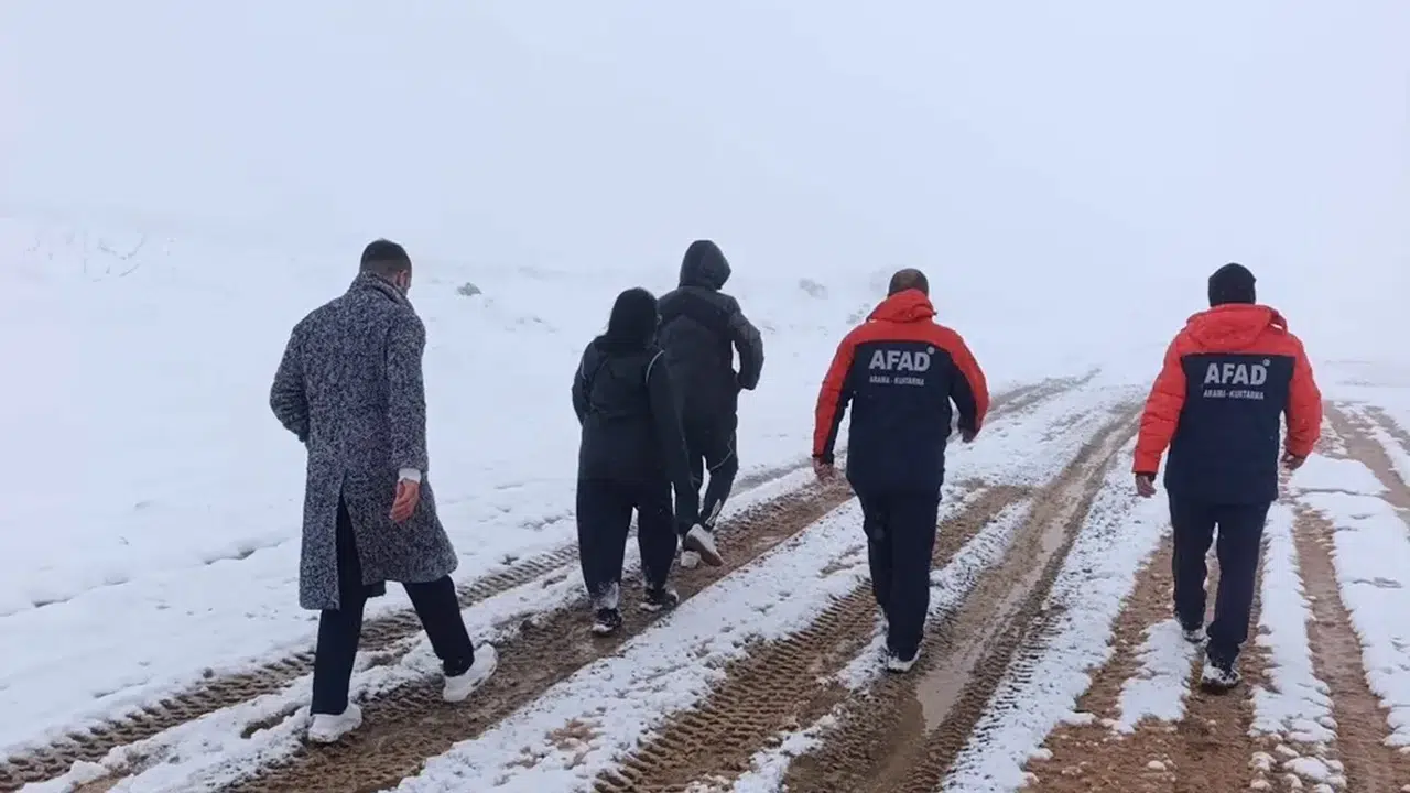 Mahsur Kalan Vatandaşlar Ekipleri Seferber Etti