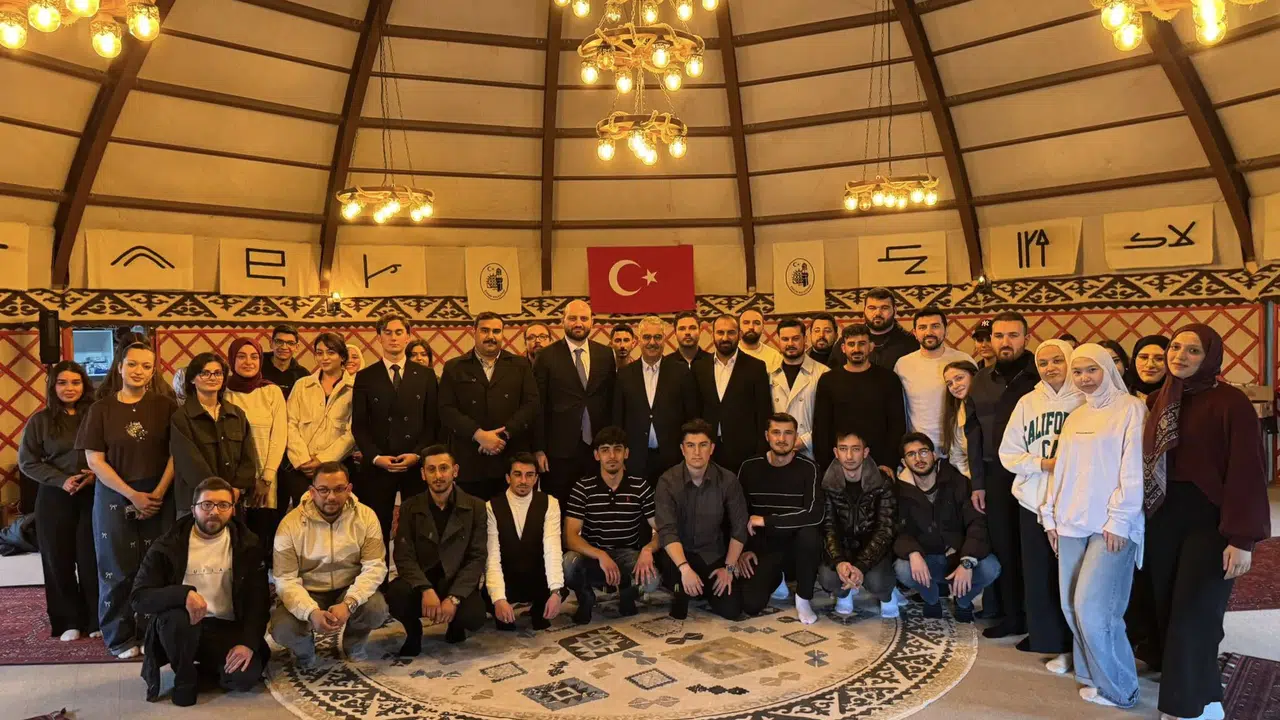 Ahlatcı, Çorumlu Obası'nda Gençlerle Bir Araya Geldi