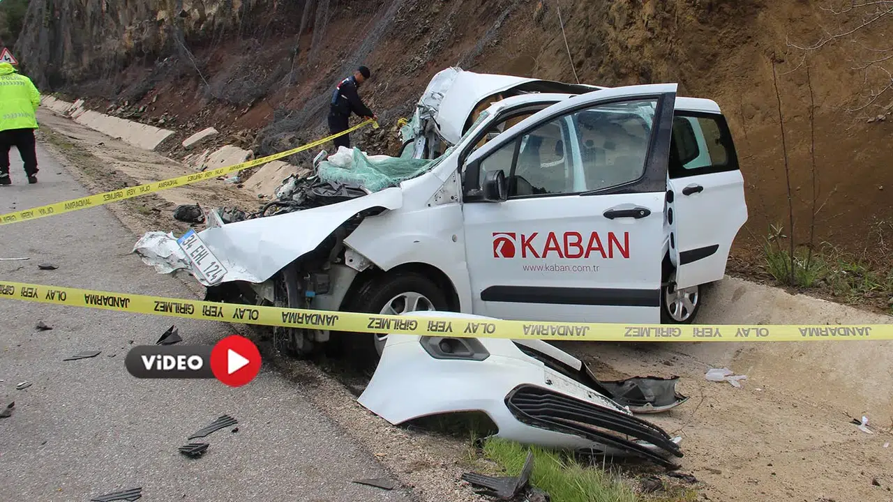 TIR ile Çarpışıp Hurdaya Döndü, Yaralılar Var