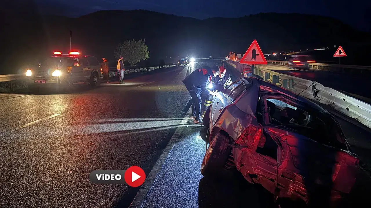 Otomobil Bariyerlere Çarptı: 2 Yaralı