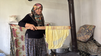 Karabük'te kadınlar bayram için su böreği hazırlıyor