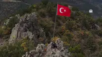1100 Metre Rakımlı Tepeye Türk Bayrağı Dikti