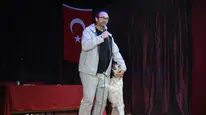 Söyleşilerinde Evcil Hayvanlara Dikkat Çekiyor