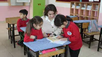 Kaymakam Nayman Öğrencilerle Sıraları Paylaştı