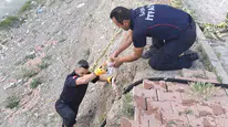 Çaya Düşen Kediyi İtfaiye Kurtardı