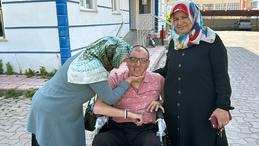 İlkokul öğrencisinin mavi kapak kampanyası fiziksel engelli İsmail'e bayram hediyesi oldu