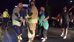 MANİSA - İşçi servisinin park halindeki tıra çarptığı kazada 20 kişi yaralandı