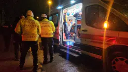 Otomobil Refüje Çarptı: 3 Yaralı