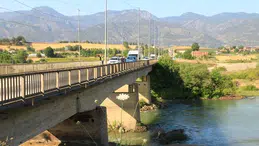 Tokat'ta serinlemek için girdiği çayda suların yükselmesiyle mahsur kalan kadın kurtarıldı