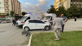 Otomobiller Çarpıştı: 2 Yaralı