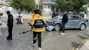 Otomobille Kamyonet Birbirine Girdi: 5 Yaralı