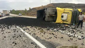 Çorum-Yozgat Kara Yolunda Tır Devrildi