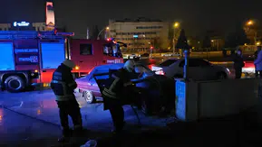 Otomobil duvara çarptı, yaralılar var!