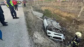 Çorum’da Otomobil Dereye Devrildi: 4 Yaralı