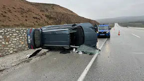 Devrilen Otomobildeki 5 Kişi Yaralandı