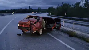 Otomobil Bariyerlere Çarptı: 2 Yaralı