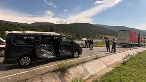 Kamyonun Çarptığı Minibüsteki 5 Kişi Yaralandı