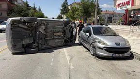 Park Halindeki Araca Çarpan Otomobil Devrildi