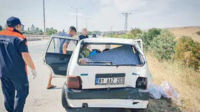 Hafif Ticari Araç ile Otomobil Çarpıştı