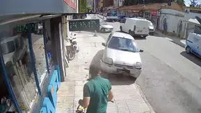 Otomobilin Altında Kalmaktan Böyle Kurtuldu