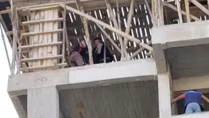 İnşaatın Tepesine Çıkıp İntihara Kalkıştı
