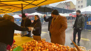 Başkan Ünlü Pazar Esnafının İçini Isıttı