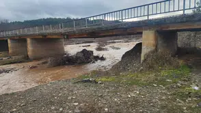 Debi Yükseldi, Köprünün Ayağı Çöktü