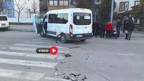 Minibüs İle Motosiklet Çarpıştı