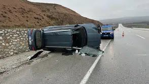 Devrilen Otomobildeki 5 Kişi Yaralandı