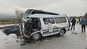 Yolcu Otobüsü ile Kamyonet Çarpıştı, Ölü ve Yaralılar Var