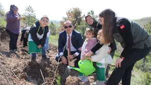 Minik Eller Toprağa Can Verdi