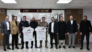 Kırmızı-Siyahlılardan İki Ziyaret