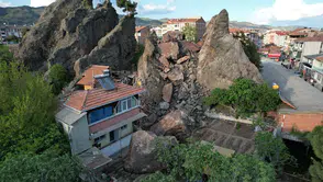 Kayalıklardan Kopan Parçalar Bir İş Yeri Ve 2 Eve Zarar Verdi