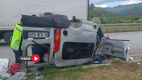 Otomobil Refüje Çarparak Devrildi
