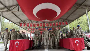 Eller Bayrakta Yürekler Gururla Çarptı