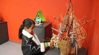 Doğada bulduğu ahşap parçalarını kuş evini çevirdi