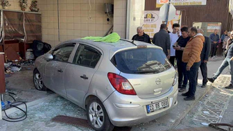 Edirne’de otomobil fırına girdi: 4 yaralı