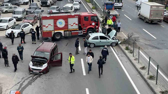 Hafif ticari araç ile otomobil çarpıştı: Yol trafiğe kapandı