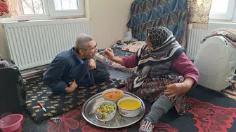 Engelli Oğluna 61 Yıldır Bebek Gibi Bakıyor