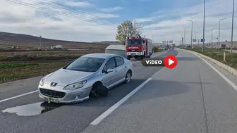 Hafif Ticari Araç ile Otomobil Çarpıştı