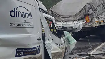 Kontrolden Çıkan Minibüs Tıra Çarptı