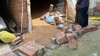 Yıkılan Duvarın Altında Kaldılar