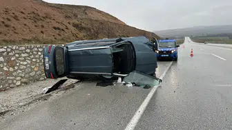 Devrilen Otomobildeki 5 Kişi Yaralandı