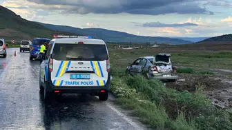 Kaygan Yolda Kontrolden Çıkan Otomobil Takla Attı