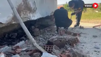 Evin Duvarına Giren Yılanı İtfaiye Ekibi Yakaladı