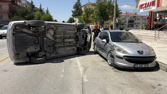 Park Halindeki Araca Çarpan Otomobil Devrildi