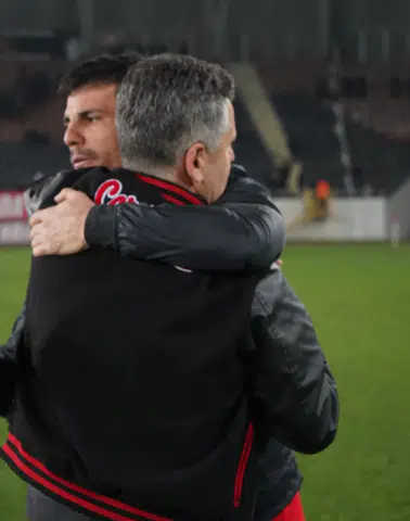 Eroğlu Sahaya Girip Tek Tek Kutladı