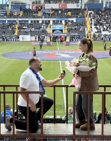 Rakip Tribünde Tatlı Telaş Var!